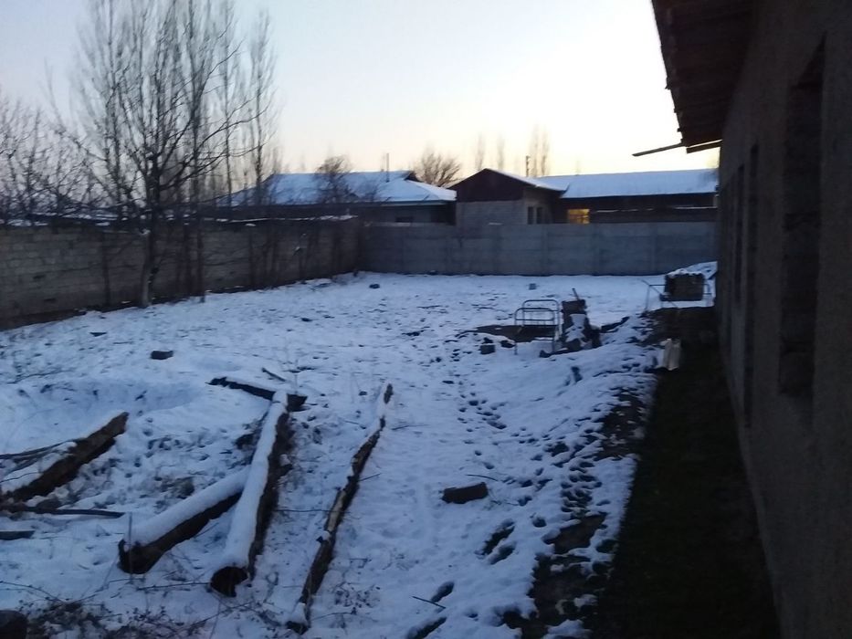 6 sotx uchastka sotiladi