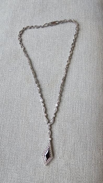 Дамски сребърни колиета от 15 до 45 €