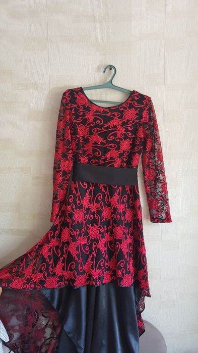 Продам платья, каждое по 5000