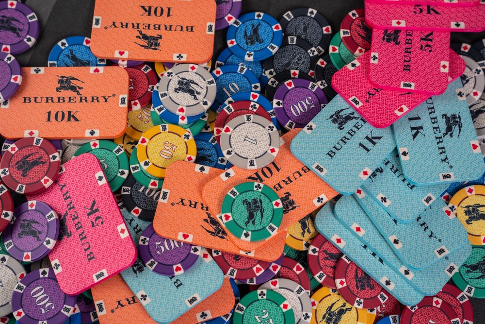 Masa Burberry + Scaune Burberry + Jetoane Burberry POKER set complet