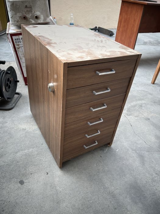 Два офисных стола и думба