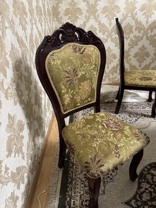 Стол овальный и стулья