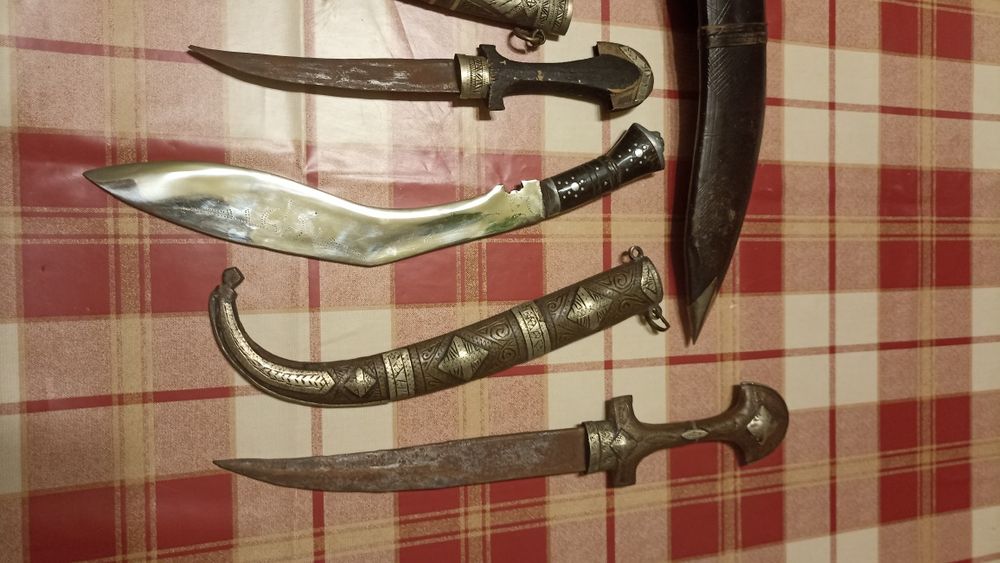 Vând 3 cuțite cu tot cu toc