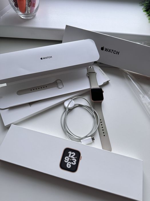 Продам часы Apple Watch SE