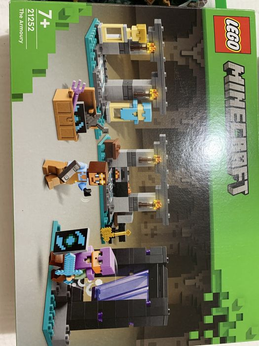 Lego 21252 - The Armoury