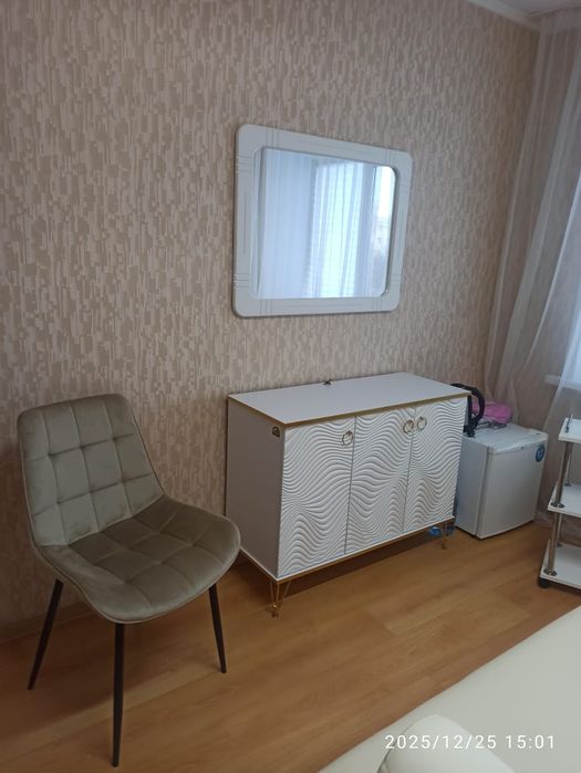 Продам комод с зеркалом