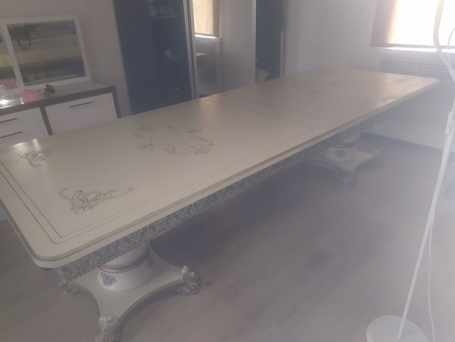 Стол без стульев