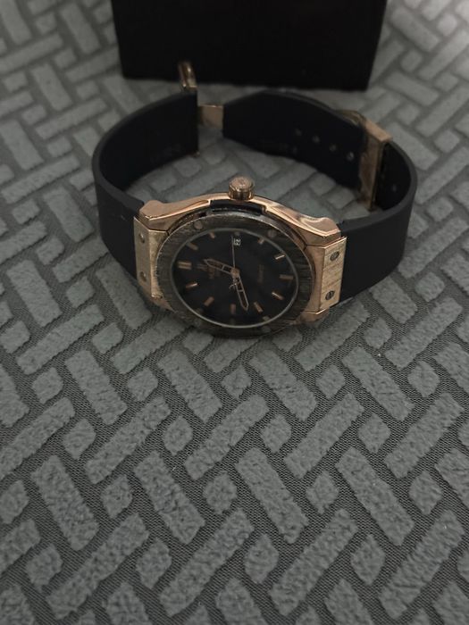 Золотисто-чёрные часы Hublot в продаже