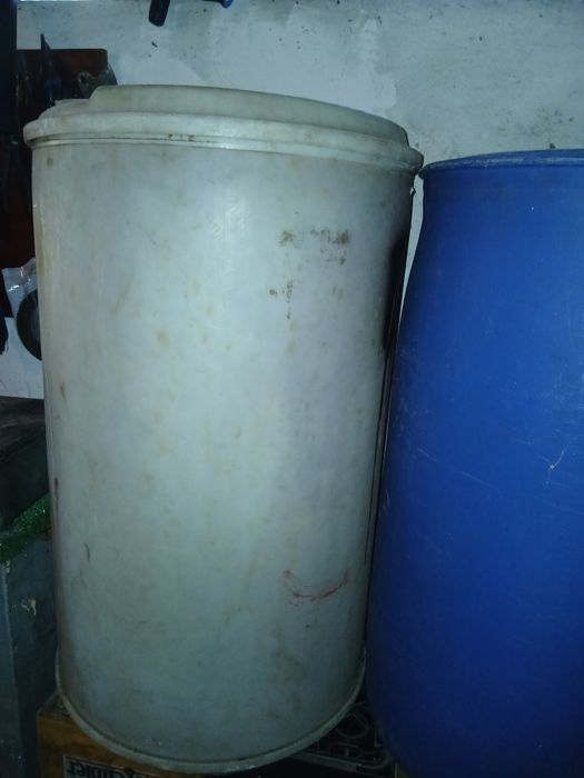 Vind doua butoaie plastic 220 litri