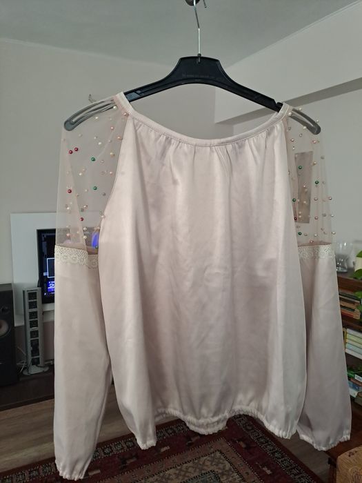 Costum elegant cu broderie,tulle,perlute