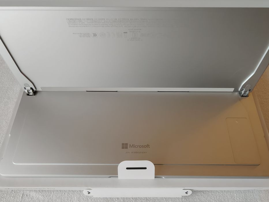 Laptop Surface Pro 11 cu Snapdragon X 10 core 16GB la cutie nou