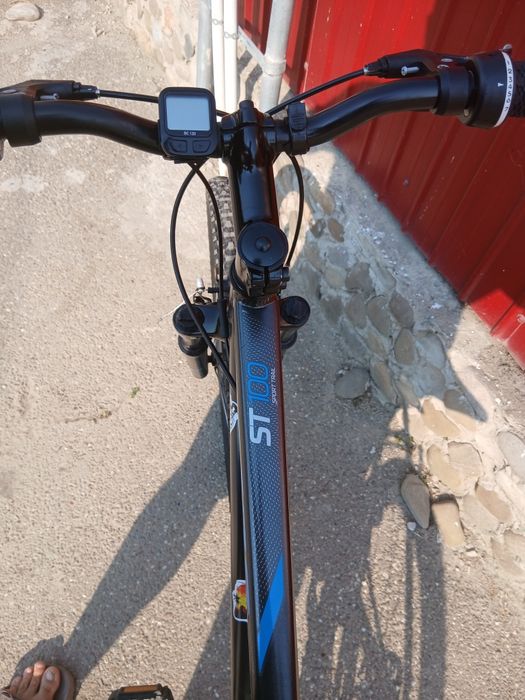 Vând bicicleta rockrider în stare bună are roți de 27.5  bicicleta are cadrul din aluminiu
