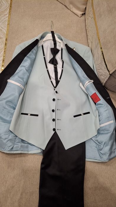 Продавам костюм размер 50