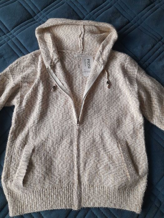 Жилетка с цип и качулка М/L 60 лв.