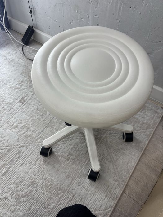 Стул на колесиках для мастера