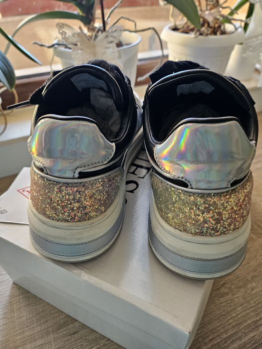 Guess оригинални сникърси/маратонки