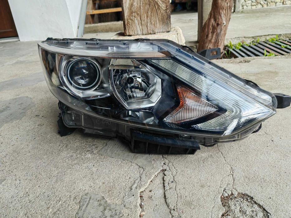 Фар Nissan Qashqai Десен / Фар Нисан Кашкай Халогенен с LED Оригинален