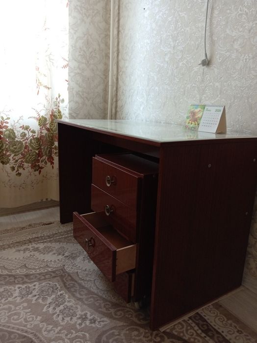 Письменный стол с тумбой