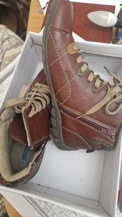 Продаю женские ботинки