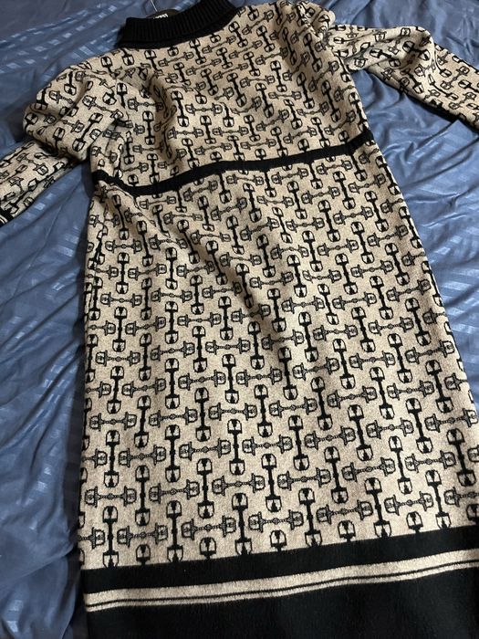 Вълнена рокля в черно и бежово