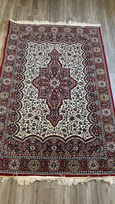 Красный качественный ковер с узорами