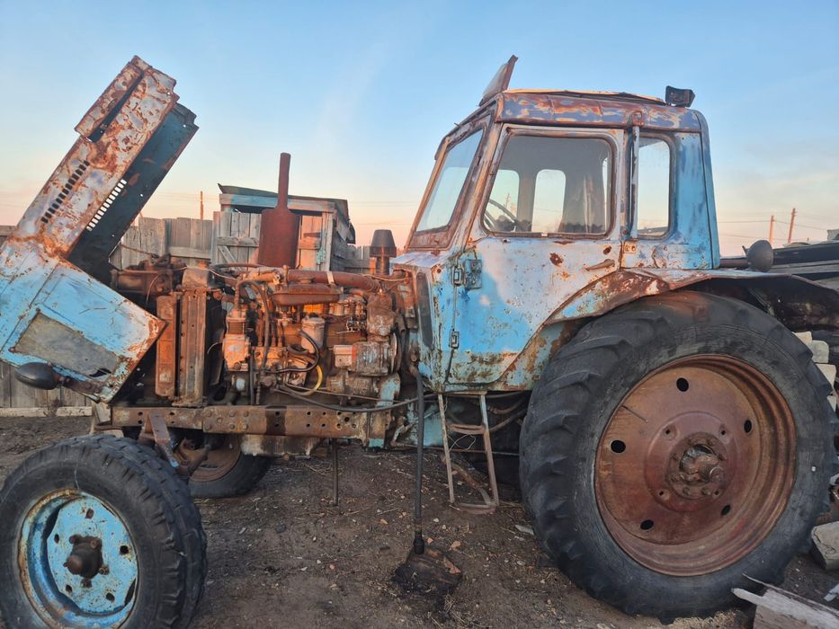 Трактор МТЗ 80 .