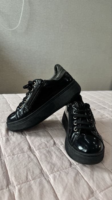 Продам кожанные кеды Tiflani