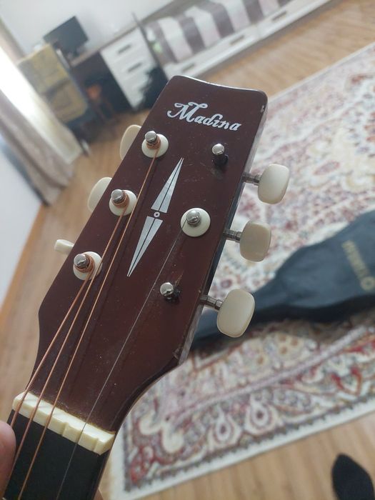 Акустическая гитара