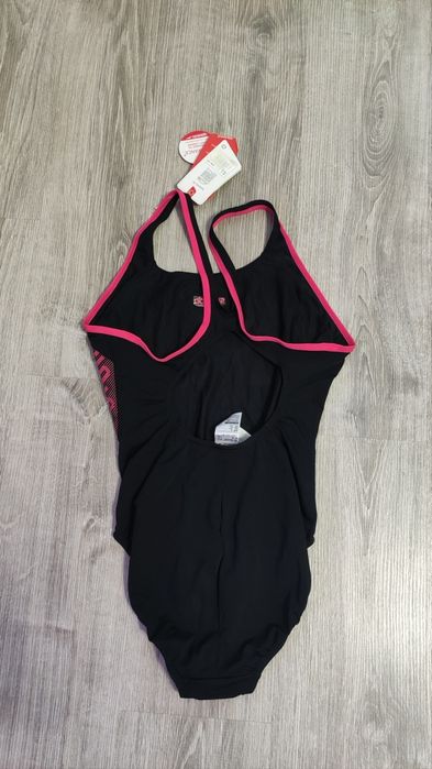Нов дамски цял бански костюм Speedo в размер 44 (L).