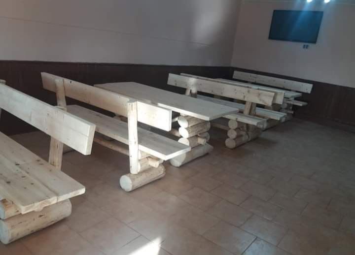 Balansoare si mese din bile