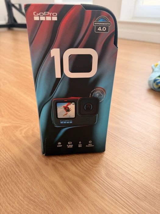 Vând GoPro Hero 10 Black - Pachet Complet Accesorii (2 Baterii, Încărcător, Carcasă)