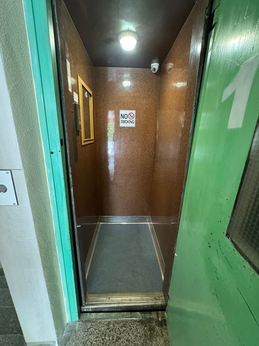Продавам ЮЖЕН апартамент с добра локация.
