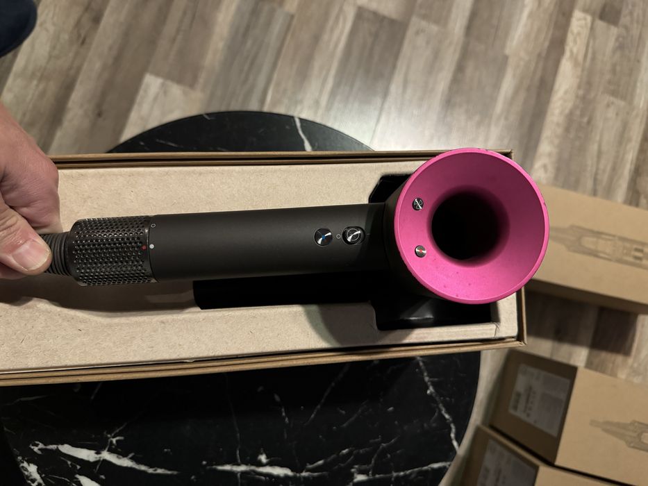 Feon Dyson Fuchsia si Roz