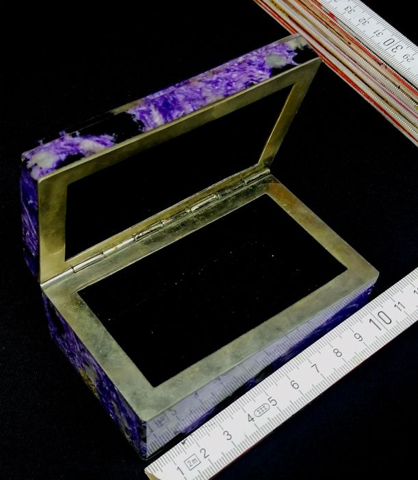 Шкатулка чароитовая