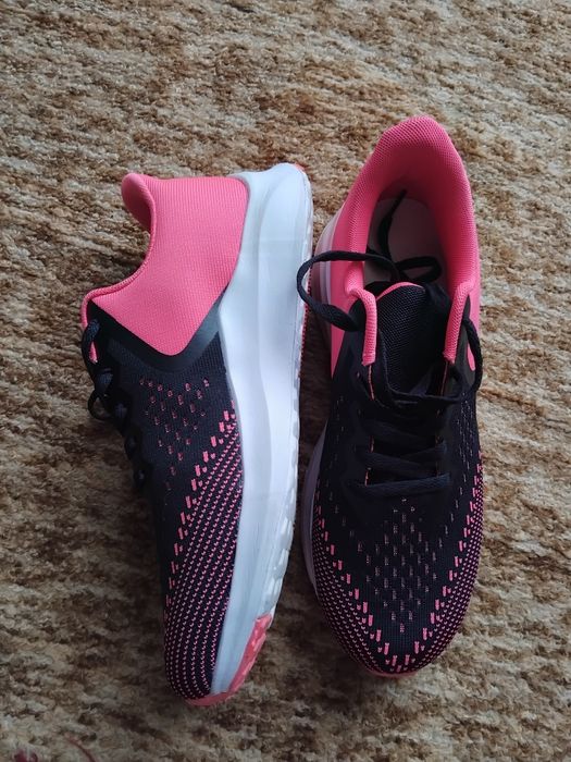 Спортни обувки чисто нови