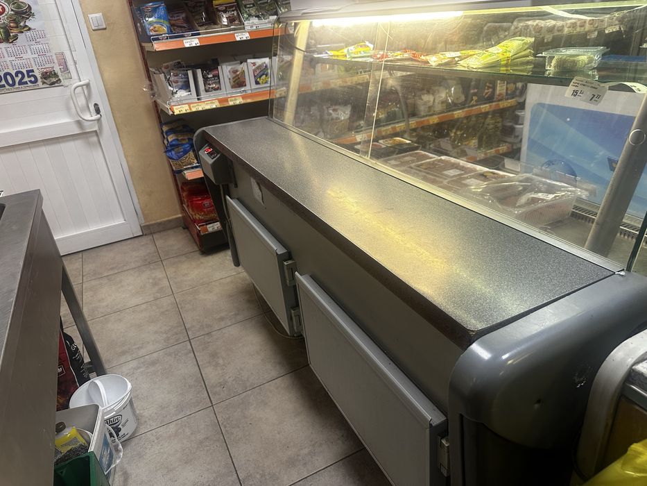 Хладилни витрини Витрина магазин колбаси