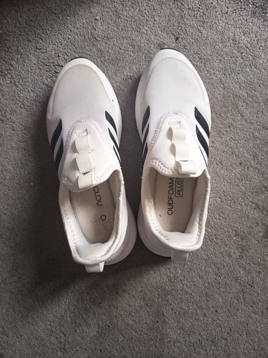 Vând adidași  Nr 42