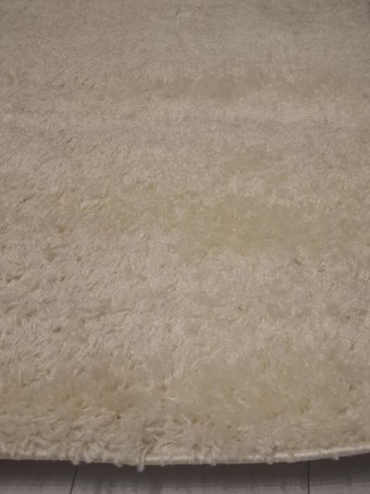 Рошави бели пътеки и килим