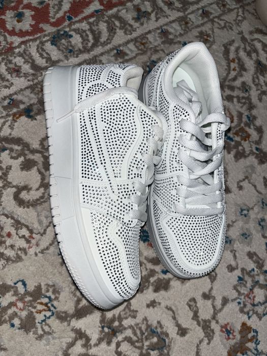 Стильные белые кроссовки со стразами (новые)