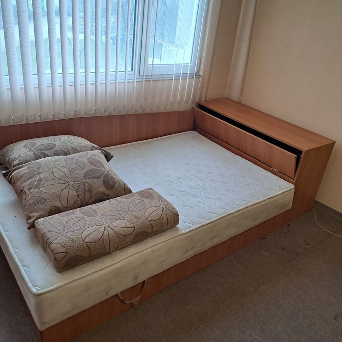 Приста с ракла и място за съхранение