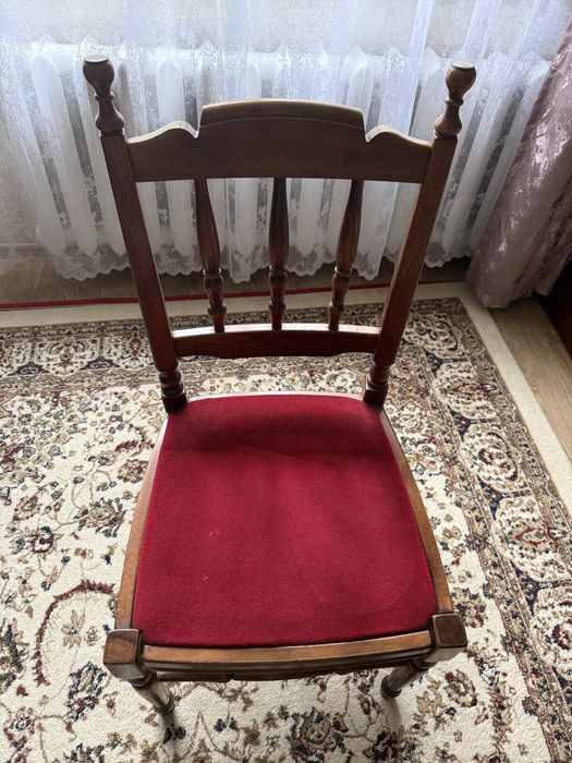 Продаются деревянные стулья с мягким сиденьем