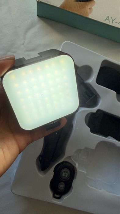 Trepied vlogging cu lumina LED si microfon AY-49, telecomanda Bluetooth - Nou