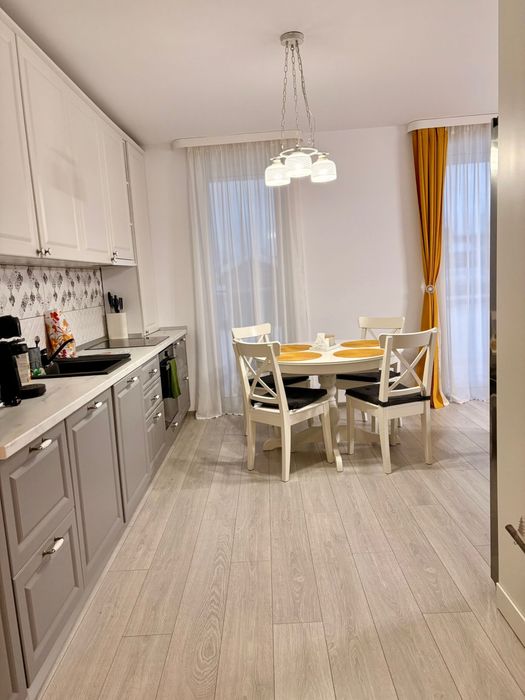 Inchirez apartament cu 3 camere si gradina proprie