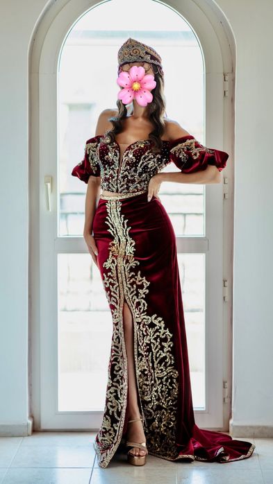 Елегантен традиционен костюм