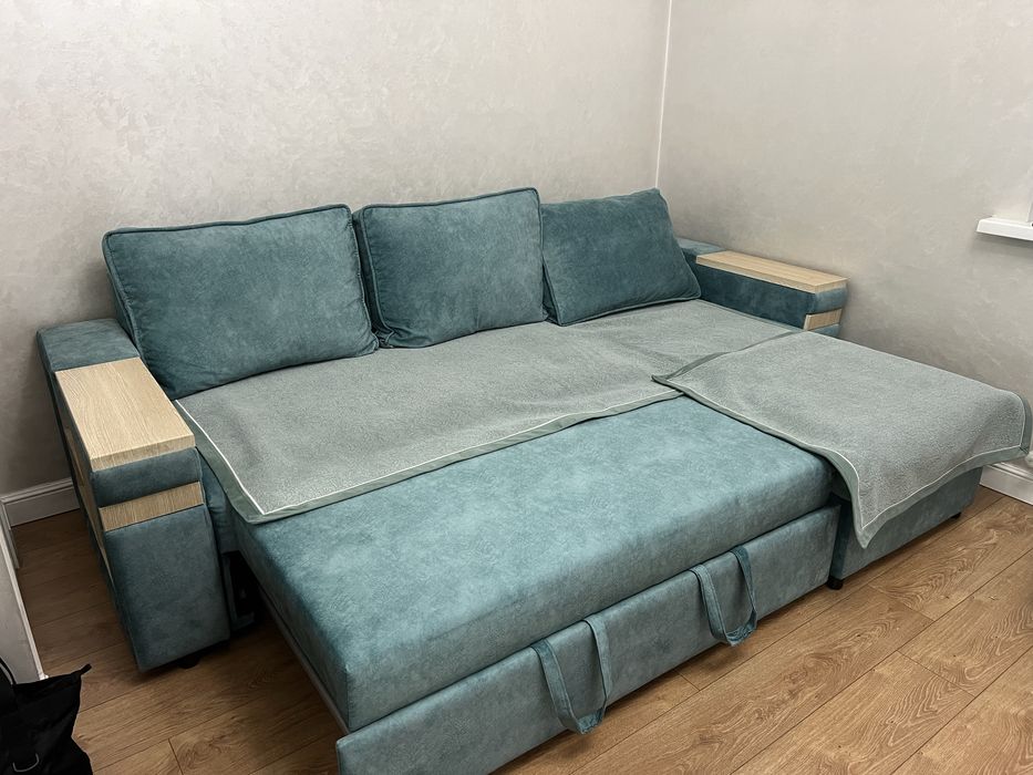 Диван зеленый в хорошем состоянии