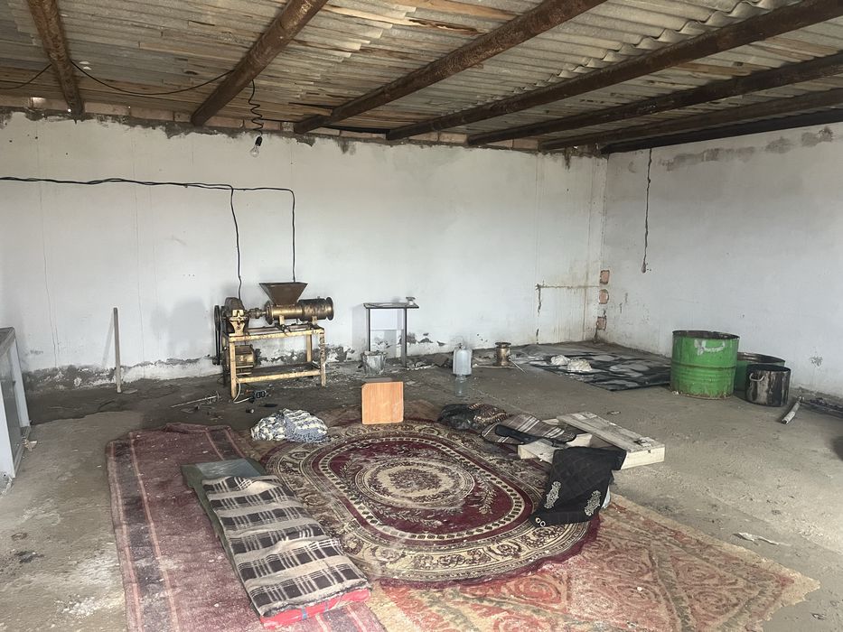 Земля с постройками