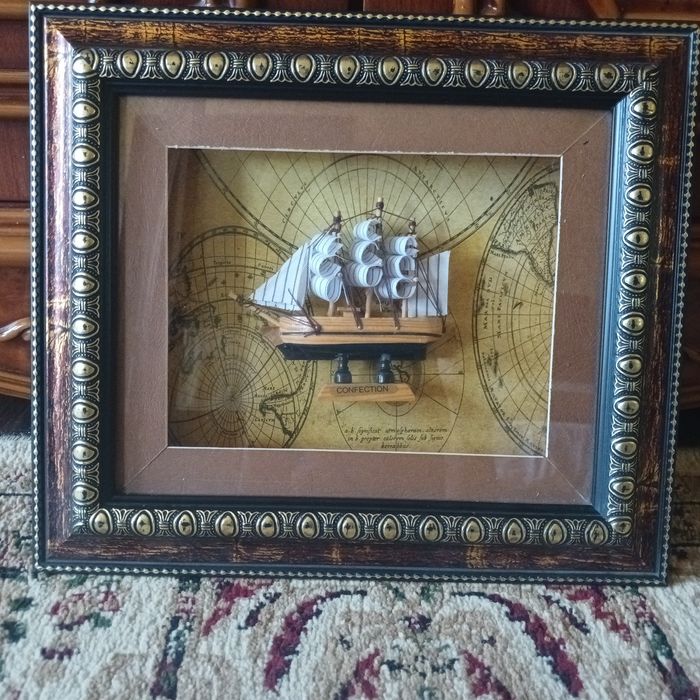 Картина с объёмным кораблём в рамке