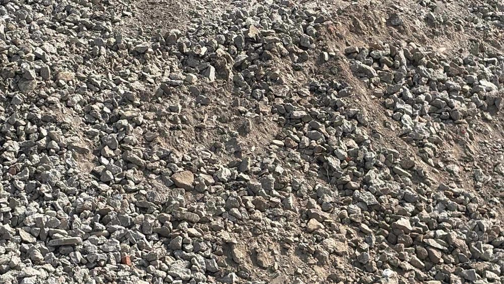 Трошен бетон минал през трошачка и пресевна машина