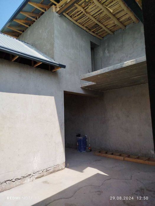 Uchastka 6-xonali uy karobka 2 qavatli