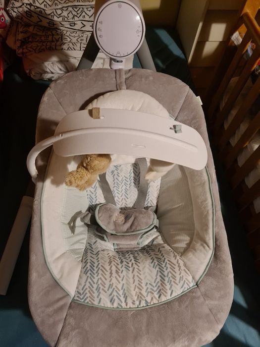 Balansoar cu vibrații și sunete pentru bebeluș ingenuity